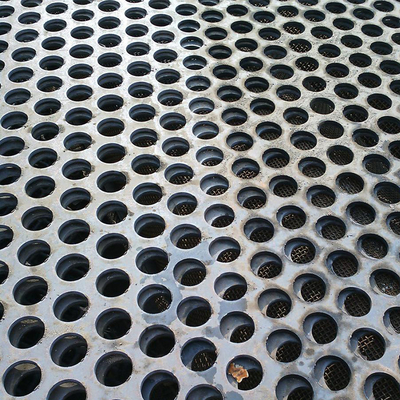 ASTM 304 a perforé le plat laminé à chaud de feuille d'acier inoxydable autour du trou 10mm